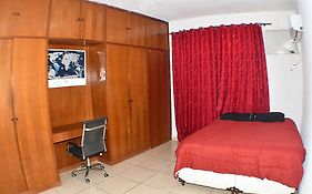 Quarto em residência tranquila e familiar